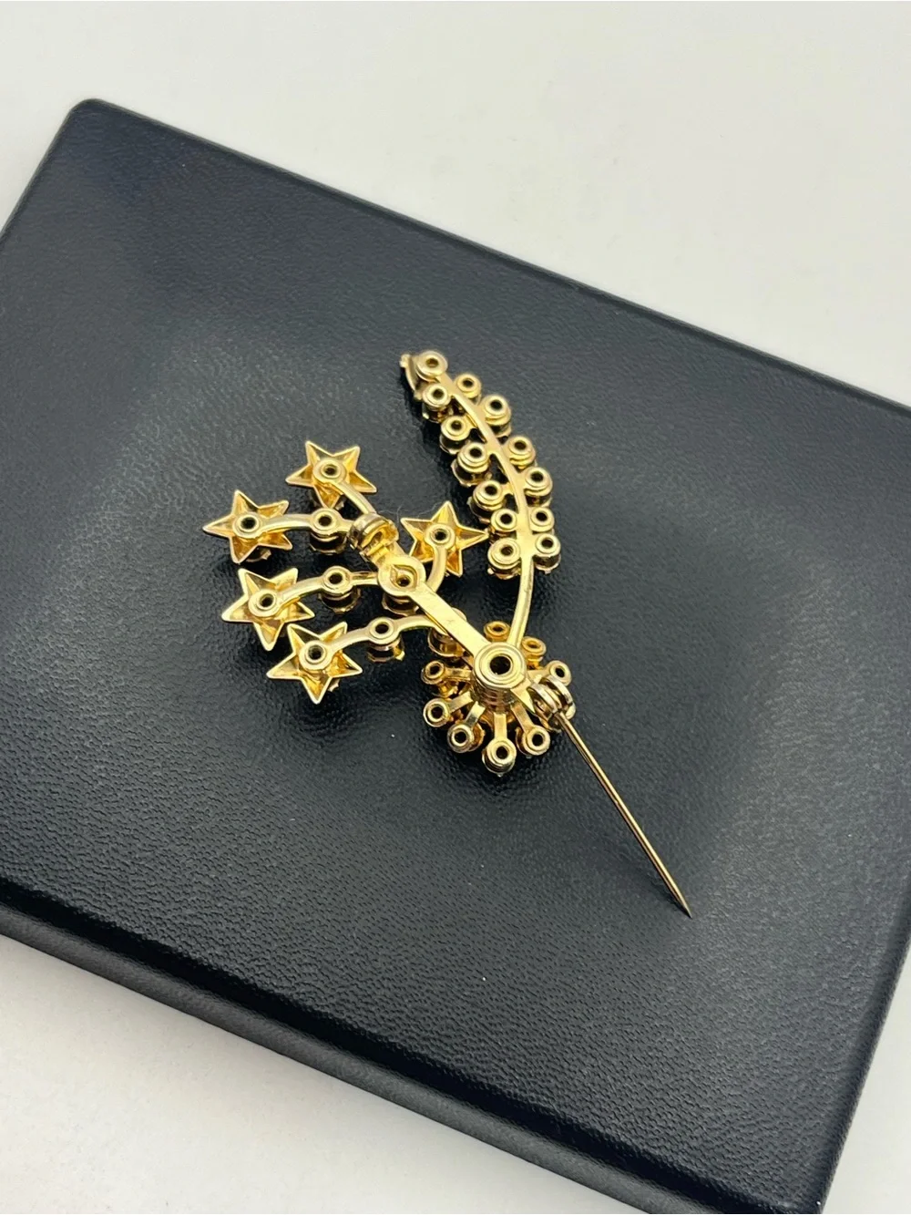 Red rhinestone star flower gold tone vintage brooch pin